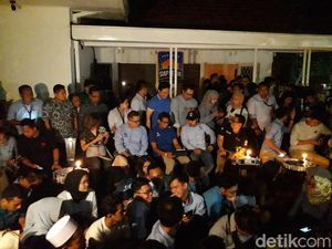 Earth Hour, Sandiaga Nobar Debat Pilpres Gelap-gelapan