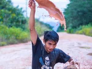 Mandi di Kubangan, Pemuda Ini Kritik Jalan Rusak di Konsel Sultra