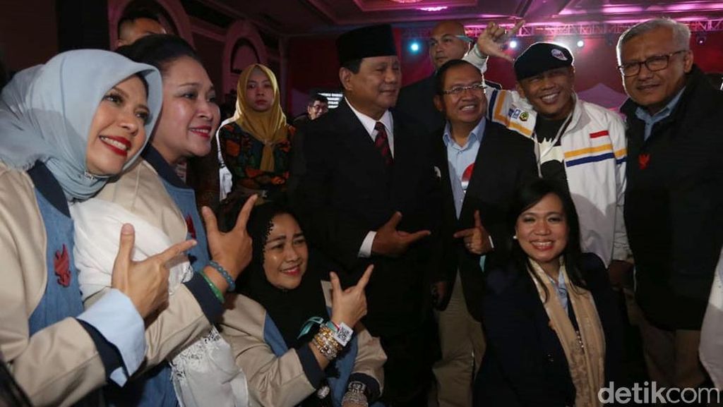 Gaya Kompak Prabowo dan Titiek Soeharto Usai Debat Capres