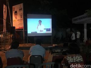 Pendukung Prabowo di Padang Nobar Debat Capres di Rumah Jubir BPN