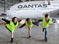 Bos-bos Qantas Bertemu Bocah yang Suratnya Viral di Twitter