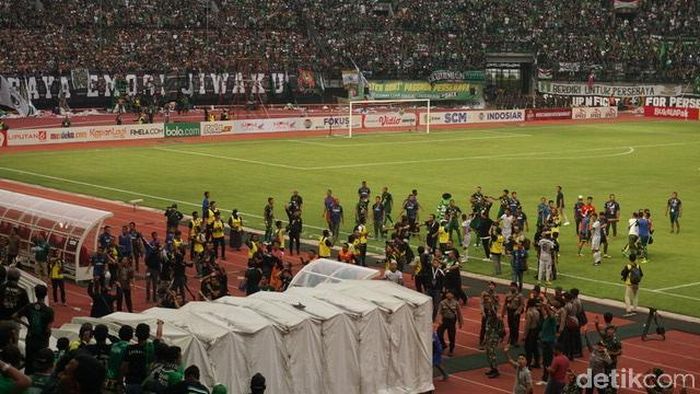 PS Tira Presikabo marah atas keputusan wasit. (Foto: Deni Prastyo/detikcom) PS Tira Presikabo marah atas keputusan wasit. (Foto: Deni Prastyo/detikcom)
