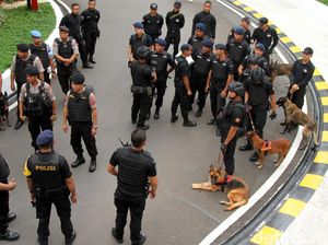 Gegana dan Anjing Pelacak Sterilisasi Arena Debat Capres