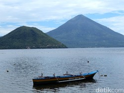 Menakjubkan! Gerhana Matahari Menembus Langit Senja di Ternate