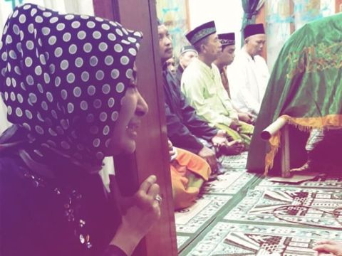 Jenazah Ayah Tiba, Tangisan Uut Permatasari Pecah - InsertLive