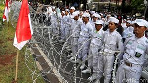Suasana Apel Siaga 313 di Depan Kantor KPU