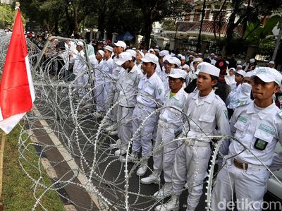 Suasana Apel Siaga 313 di Depan Kantor KPU