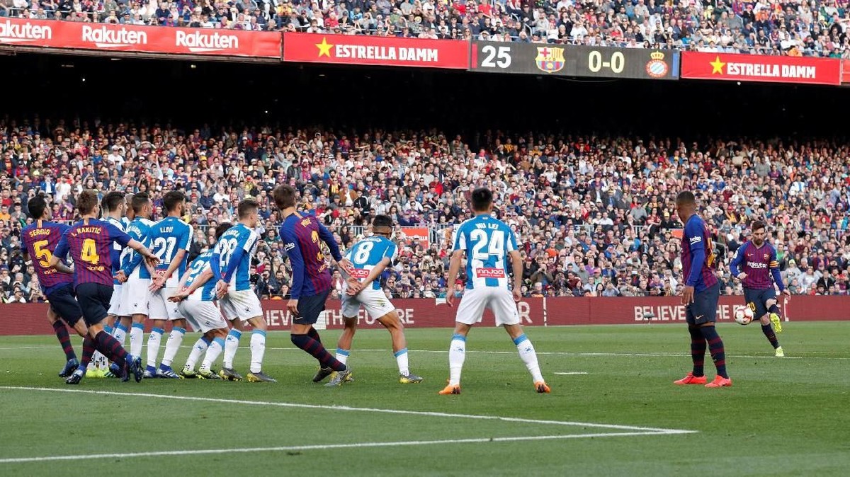 Striker Barceloan Lionel Messi (kanan) melepaskan tendangan bebas gaya panenka ke gawang Espanyol di Camp Nou, Sabtu (30/3/2019). (Foto: Albert Gea/Reuters)