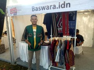 Kreatif, Millenial Ini Desain Kimono dari Kain Tenun Nusantara Kreatif, Millenial Ini Desain Kimono dari Kain Tenun Nusantara