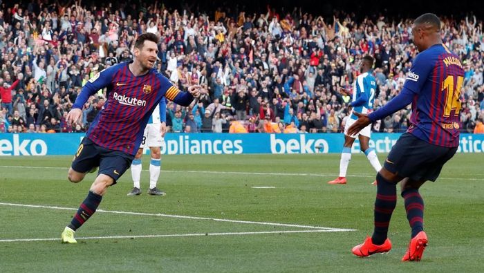 Lionel Messi melesakkan dua gol ke gawang Espanyol. (Foto: Albert Gea/Reuters)