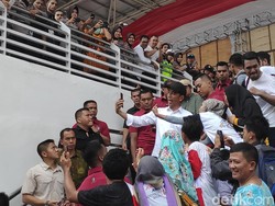 Serunya Jokowi Layani Swafoto Warga Makassar