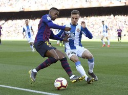 Nelson Semedo mendapat kawalan ketat dari pemain Espanyol. (Foto: Alex Caparros/Getty Images)