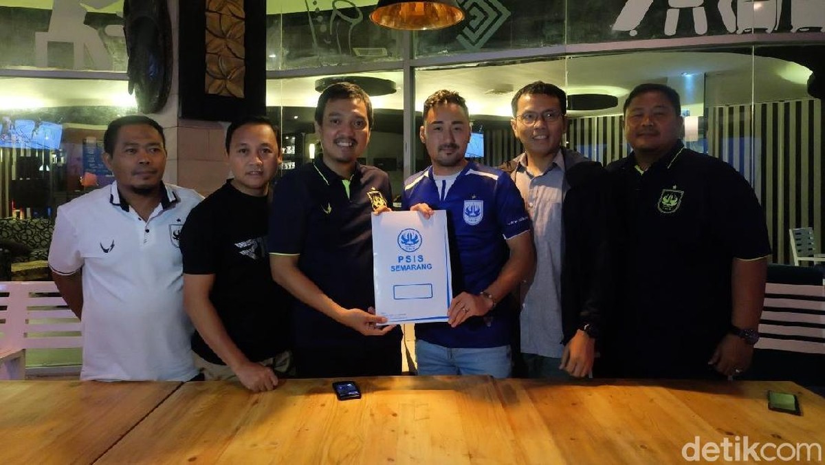 Shohei Matsunaga diikat oleh PSIS Semarang. (Foto: Angling Adhitya Purbaya/Detikcom)