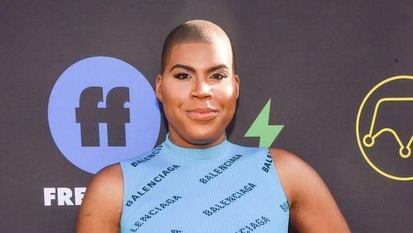 Curi Perhatian, Gaya Putra Pebasket Legendaris Pakai Gaun Mini Rp 25 Juta