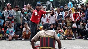 Antusias Warga Nonton Aksi Jatilan di CFD