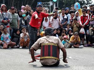 Antusias Warga Nonton Aksi Jatilan di CFD