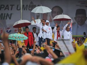 Jokowi Tetap Orasi Kampanye Meski Hujan Mengguyur