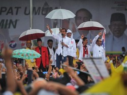 Jokowi Tetap Orasi Kampanye Meski Hujan Mengguyur