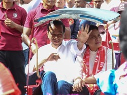 Naik Becak Berdua Iriana, Jokowi Menuju Lokasi Kampanye di Makassar