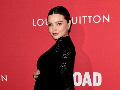 Baru Lahiran Sudah Hamil Lagi, Ini Gaya Seksi Miranda Kerr Berperut Buncit