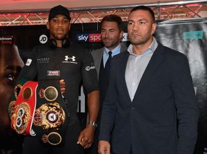 Duh! Petinju Ini Paksa Cium dan Remas Bokong Reporter Wanita Saat Wawancara