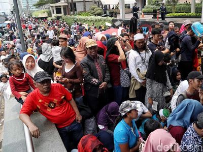 Antrean Warga Jajal MRT Menumpuk di Stasiun Bundaran HI