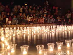 Ribuan Lilin Terangi Monumen SLG Kediri, Warga Gelap-gelapan 1 Jam