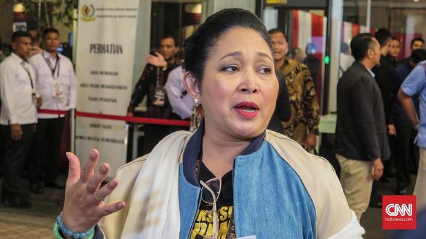 Tampilan Serasi Prabowo-Titiek Curi Perhatian di Debat Capres