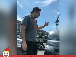 Aksi Bule Atur Lalu Lintas yang Macet di Makassar Viral, Warga Malu