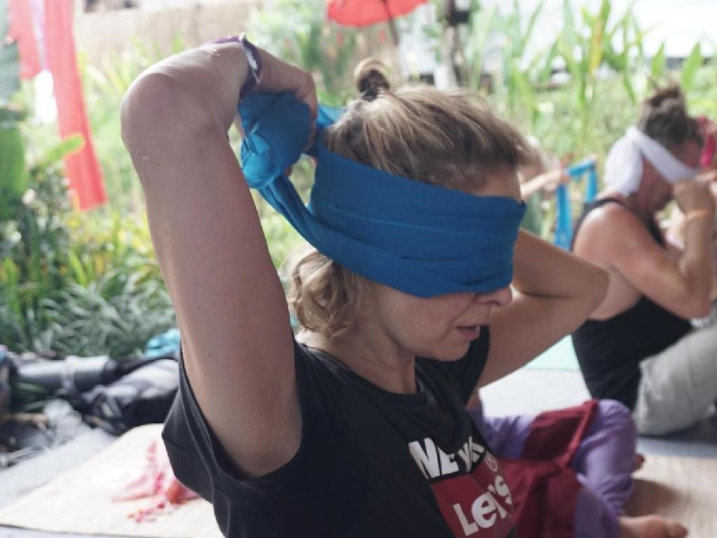 Blindfolded Yoga Bukan Hanya Tentang Kebugaran Fisik Tapi Juga Jiwa Blindfolded Yoga Bukan Hanya Tentang Kebugaran Fisik Tapi Juga Jiwa