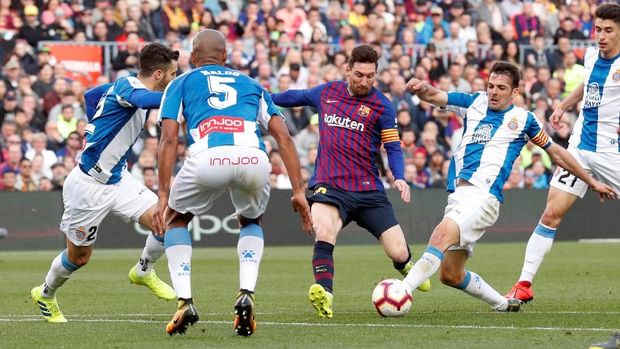 Lionel Messi mencetak dua gol ketika Barcelona menang atas Espanyol.