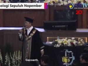Mantap! Aksi Rektor ITS Nyanyikan Lagu Selow di Acara Wisuda