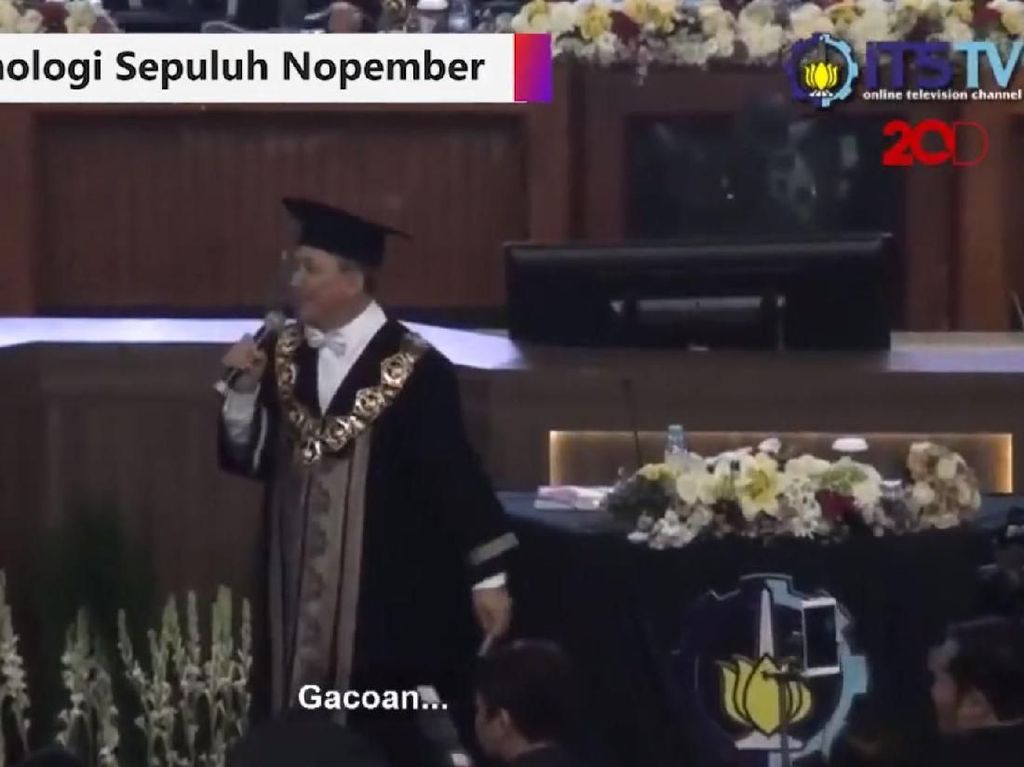 Mantap! Aksi Rektor ITS Nyanyikan Lagu Selow di Acara Wisuda Mantap! Aksi Rektor ITS Nyanyikan Lagu Selow di Acara Wisuda