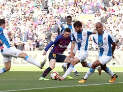 Lincahnya Messi membuat Espanyol kerja keras. Tiga pemain berusaha mematikan geraknya. (Foto: Albert Gea/Reuters)