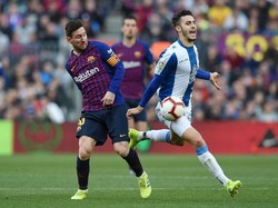 Lionel Messi menjadi orang yang paling rajin bongkar pertahanan Espanyol. Peluang pertamanya datang di menit kedelapan, namun bola tembakannya masih diblok lawan. (Foto: Alex Caparros/Getty Images)
