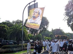 Bentangkan Bendera Habib Rizieq, Massa Apel 313 Longmarch ke KPU