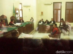 Surat Salah Alamat, Rian Subroto Tak Hadir di Sidang Muncikari Vanessa Angel