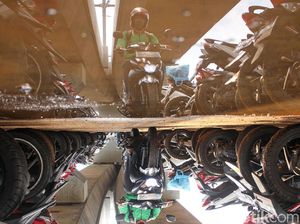 Parkir MRT Lebak Bulus Mulai Ramai Diisi Kendaraan Parkir MRT Lebak Bulus Mulai Ramai Diisi Kendaraan