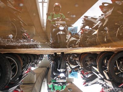 Parkir MRT Lebak Bulus Mulai Ramai Diisi Kendaraan