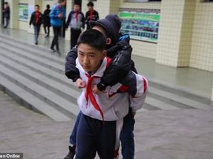Viral, Kisah Bocah Gendong Teman yang Lumpuh Tiap Hari Selama 6 Tahun Viral, Kisah Bocah Gendong Teman yang Lumpuh Tiap Hari Selama 6 Tahun
