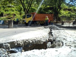Video: Jalan Nasional Ponorogo-Pacitan Ambles Gegara Tanah Geser