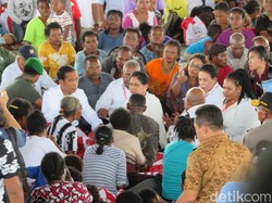 Sambangi Korban Banjir Sentani, Jokowi Bahas Relokasi Rumah Warga