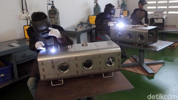 Melihat Pembuatan Peralatan Listrik di Pabrik Mitra PLN