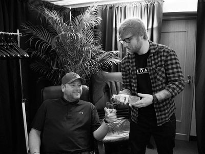 Momen Seru dan Lucu Saat Ed Sheeran Kulineran Bareng Pengawal Kesayangannya