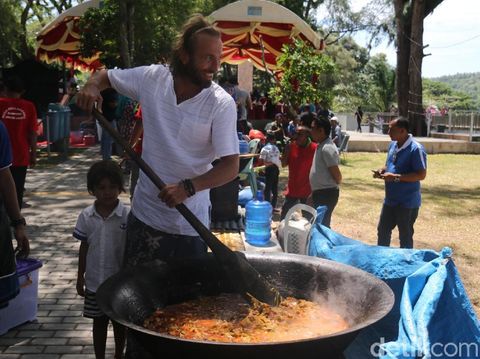 Ribuan Warga dan Bule Nikmati Kuah Beulangong di Festival Khanduri Laot