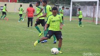 Osvaldo Haay absen dalam latihan tim hari ini, namun pria asal Papua itu kemungkinan bakal tetap main di leg pertama.