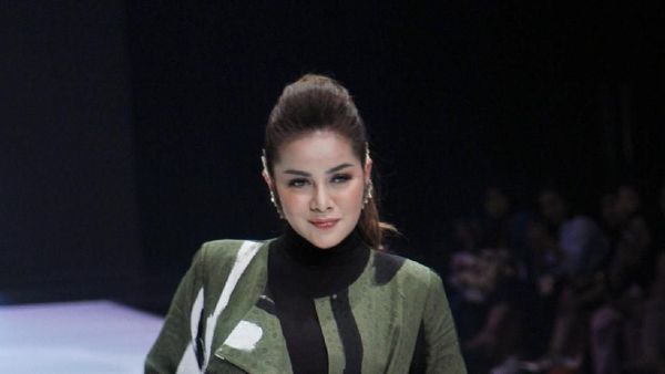 Lenggak Lenggok Olla Ramlan hingga Natasha Rizki di Catwalk IFW 2019