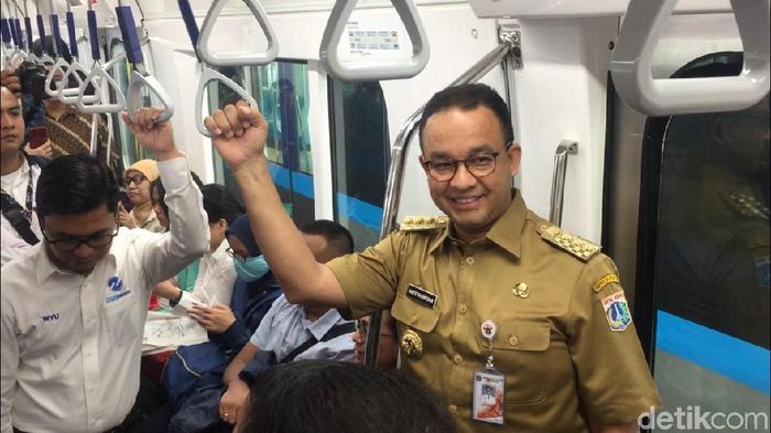 Foto: Anies Baswedan naik MRT (Muhammad Fida Ul Haq/detikcom) Foto: Anies Baswedan naik MRT (Muhammad Fida Ul Haq/detikcom)