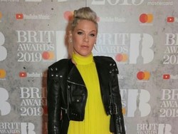 Kemarahan Pink Saat Dinyinyiri Soal Pakaian Anak di Pantai