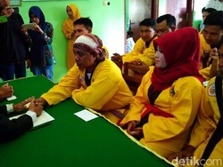 Unik! Pasangan di Lamongan Menikah Berpakaian Perguruan Silat